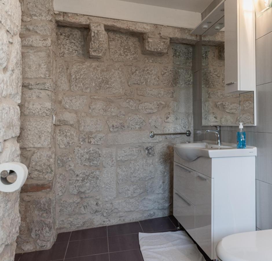 Stone House Dario With Finnish Sauna And An Outdoor Hot Tub Lokva Rogoznica Exteriör bild